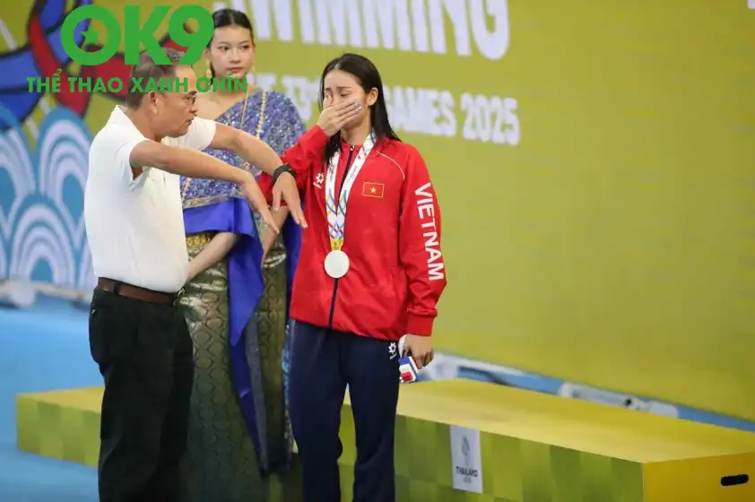Mỹ Tiên khóc nức nở sau khi ông Hùng thực hiện một kỹ thuật bơi lội Mỹ Tiên khóc nức nở sau khi ông Hùng thực hiện một kỹ thuật bơi lội