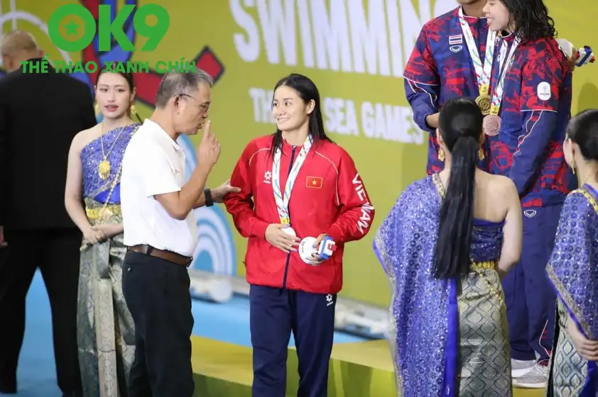 Mỹ Tiên có cuộc trao đổi ngắn với ông Đinh Việt Hùng, Phó chủ tịch thường trực Hiệp hội Thể thao dưới nước Việt Nam Mỹ Tiên có cuộc trao đổi ngắn với ông Đinh Việt Hùng, Phó chủ tịch thường trực Hiệp hội Thể thao dưới nước Việt Nam
