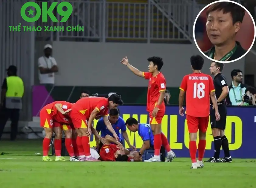 Chấn thương của Hiểu Minh khiến cả đồng đội lẫn ban huấn luyện của U23 Việt Nam bàng hoàng. (Ảnh: AFC) Chấn thương của Hiểu Minh khiến cả đồng đội lẫn ban huấn luyện của U23 Việt Nam bàng hoàng. (Ảnh: AFC)